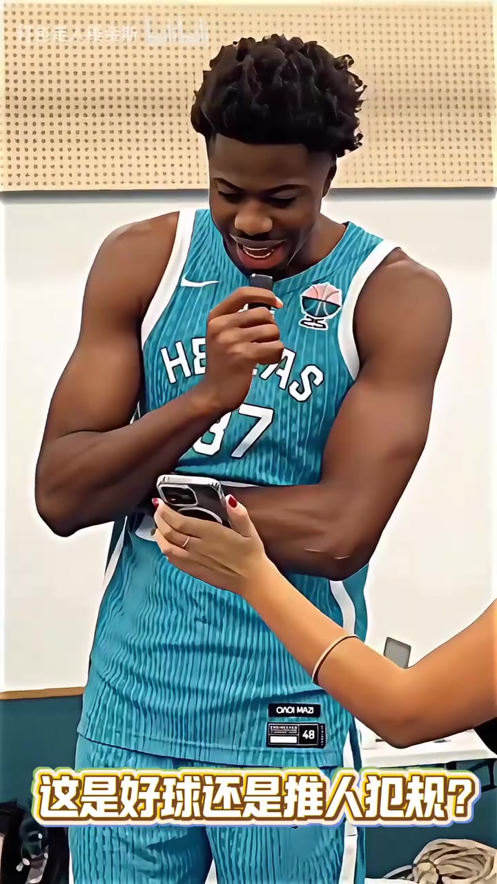 你敢說(shuō)不是好球提問(wèn)希臘隊(duì)友字母哥這球是好球還是推人犯規(guī)