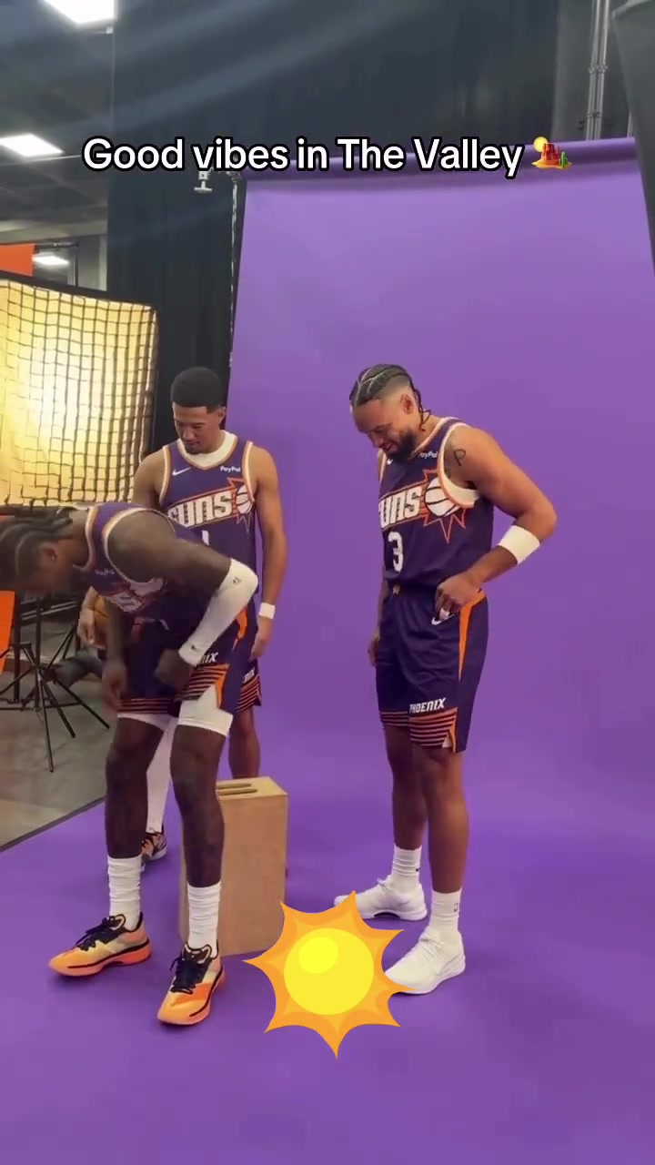 小子挺有地位啊杰倫-格林坐在C位 布克和狄龍分列左右