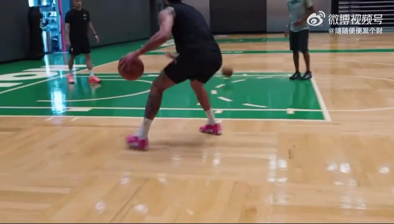 醫(yī)學奇跡啊簡直塔圖姆四個月前跟腱撕裂現(xiàn)在已經(jīng)開始練球了