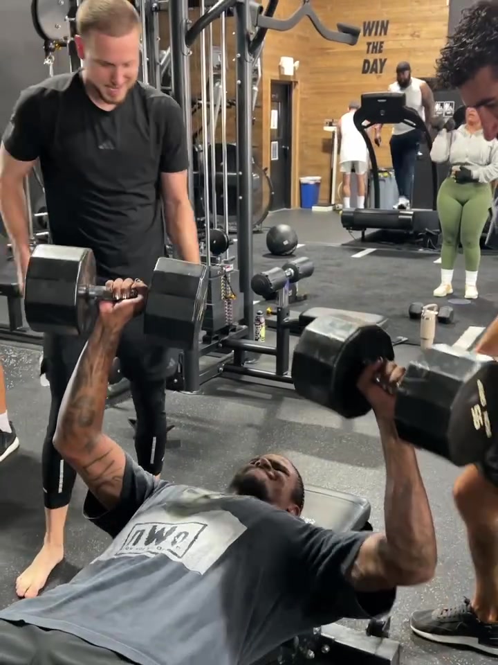 杰倫-格林用兩個43公斤啞鈴做臥推有吧友能超過他嗎