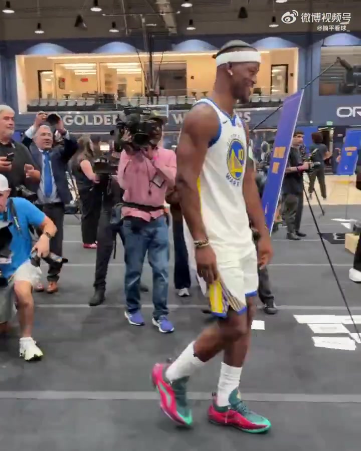 加起來一百多歲了庫里追夢(mèng)巴特勒媒體日同框合影