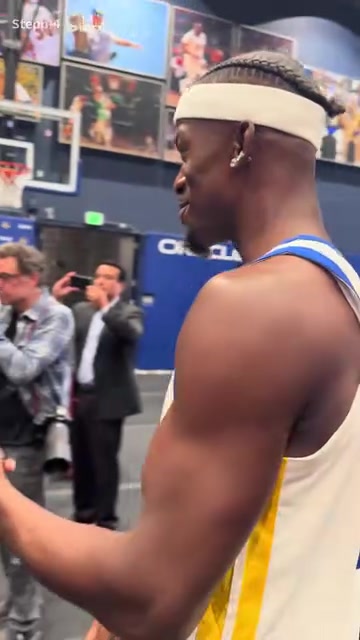 你挺像我洛杉磯一個(gè)朋友巴特勒調(diào)侃庫里保鏢