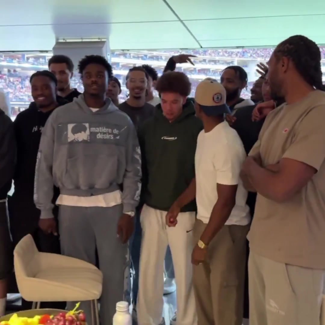 快船全隊團(tuán)建看橄欖球賽并合影登哥怎么站最后面差點都沒看見他